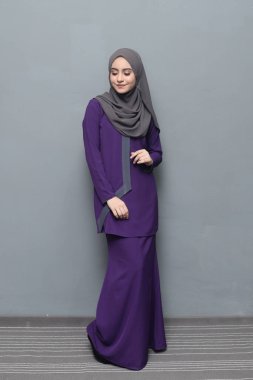 Başörtüsü modası. Başörtüsü ve geleneksel kıyafetler giyen tatlı Müslüman kız. Bayram kutlamaları için moda..