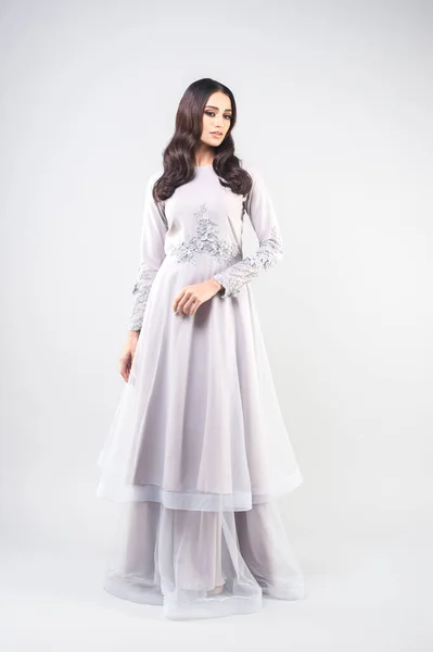 Magnifique Modèle Féminin Portant Tissu Une Robe Traditionnelle Malaisienne Connue — Photo