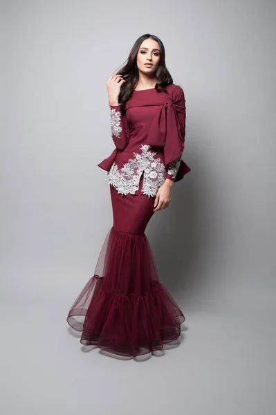 Красивая Модель Традиционной Малайзийской Одежде Платье Известное Baju Kurung Aidilfitri — стоковое фото