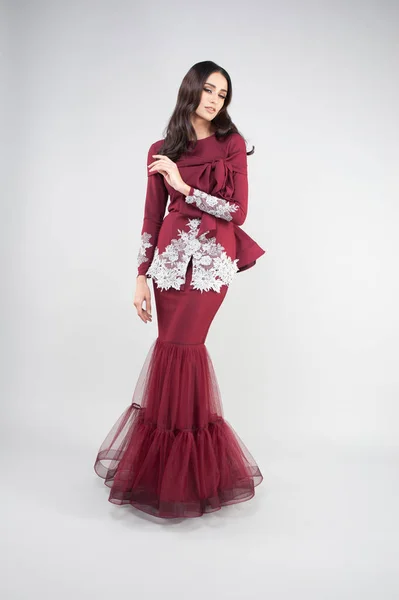 マレーシアの伝統的な布やドレスを身に着けている美しい女性モデル バジュクルン として知られています Aidilfitriファッション — ストック写真