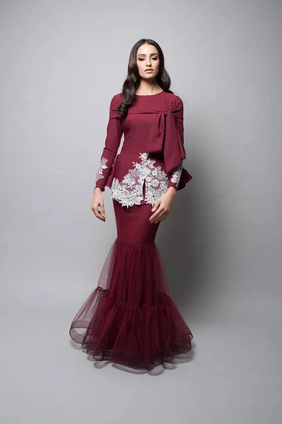 マレーシアの伝統的な布やドレスを身に着けている美しい女性モデル バジュクルン として知られています Aidilfitriファッション — ストック写真