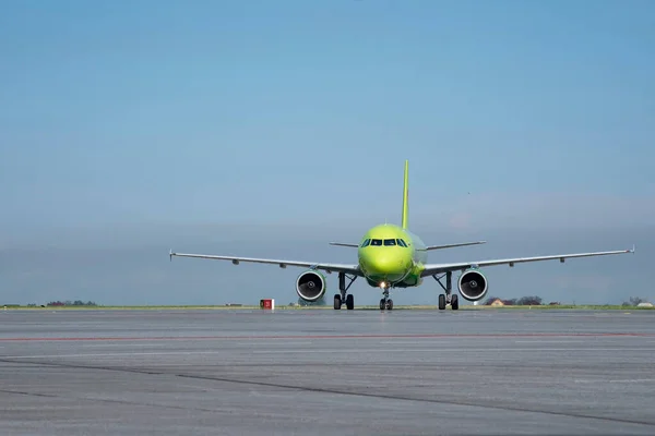 Havaalanında uçak var.