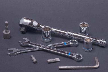 Koyu arkaplanda çilingir araçları