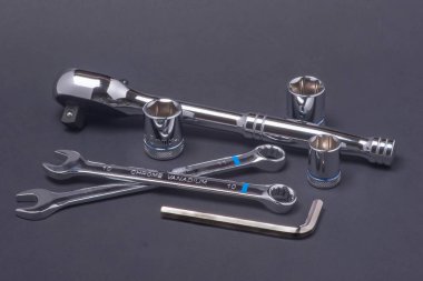 Koyu arkaplanda çilingir araçları