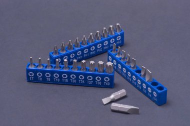 Koyu arkaplanda çilingir araçları