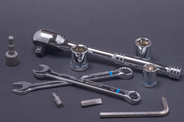 Koyu arkaplanda çilingir araçları