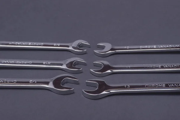 Koyu arkaplanda çilingir araçları