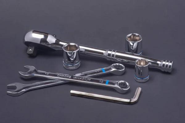 Koyu arkaplanda çilingir araçları