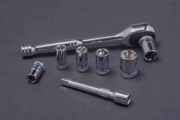 Koyu arkaplanda çilingir araçları