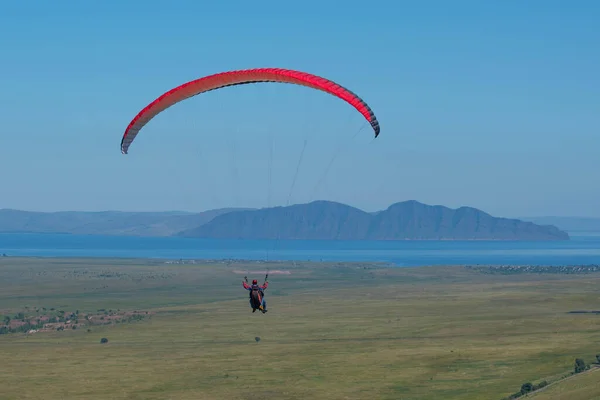 Yenisei nehri yakınlarında çift paraşütlü uçuşlar.