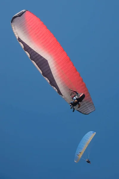 Yenisei nehrinin yanında paraşütle atlamak.