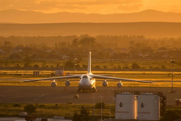 Otoparkta büyük bir kargo uçağı var.