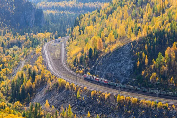 Sonbaharda Sibirya dağlarında bir yük treni demiryolu ile hareket eder..