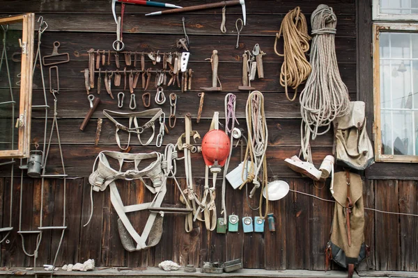 Duvarda asılı eski tırmanma aletleri. Klasik fotoğrafa uyarlanmış.