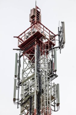 GSM kulesinin üst antenlerinin detaylı görüntüsü. Görünür kablolar ve inşaat, çok teknik, neredeyse izometrik çekim..