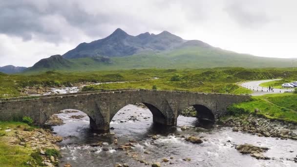 Pont Pittoresque Pierre Sligachan Crête Sgrr Nan Gillean Arrière Plan — Video