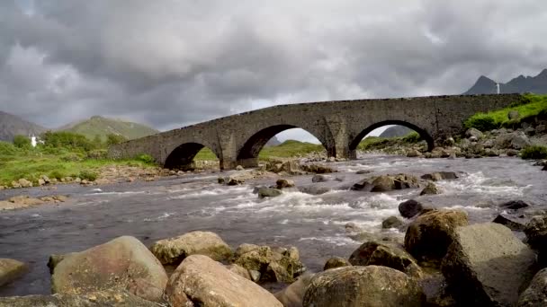 Picturesque Old Stone Bridge Sligachan Highland Scotland Застрелений Похмурий Хмарний — стокове відео