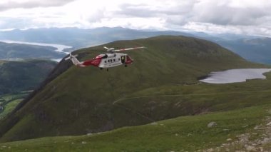 Fort William, İskoçya, Ben Nevis 'teki sahil güvenliğin dağ helikopteri kurtarma operasyonu. Helikopter harekete geçmeye hazırlanıyor.