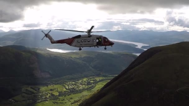 Hegyi Helikopter Mentési Akció Parti Őrség Ben Nevis Skócia Helikopter — Stock videók