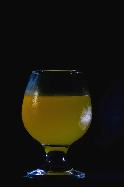 Glas Met Sinaasappelsap Een Zwarte Achtergrond — Stockfoto
