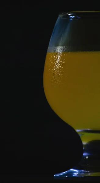 Verre Avec Jus Orange Sur Fond Noir — Photo