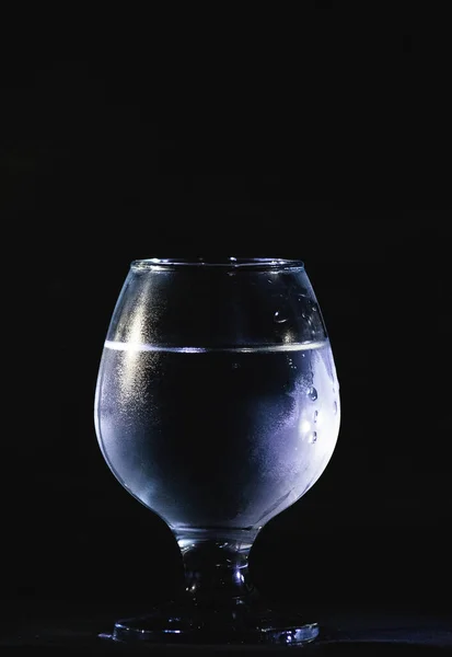 Verre Avec Liquide Transparent Sur Fond Noir — Photo