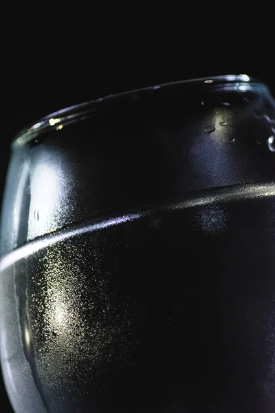 Glas Met Transparante Vloeistof Een Zwarte Ondergrond — Stockfoto