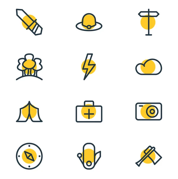 Ilustración vectorial del estilo de línea de 12 iconos de campamento. Conjunto editable de relámpagos, cámaras, señales y otros elementos de iconos . — Archivo Imágenes Vectoriales