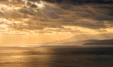 Güzel sihirli gün batımı denizin üzerinde
