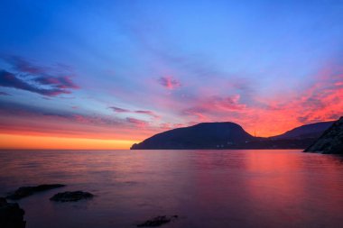 Denizin üzerinde muhteşem bir yaz günbatımı. Dramatik bir gökyüzü. Kırım, Avrupa. Güzellik dünyası.
