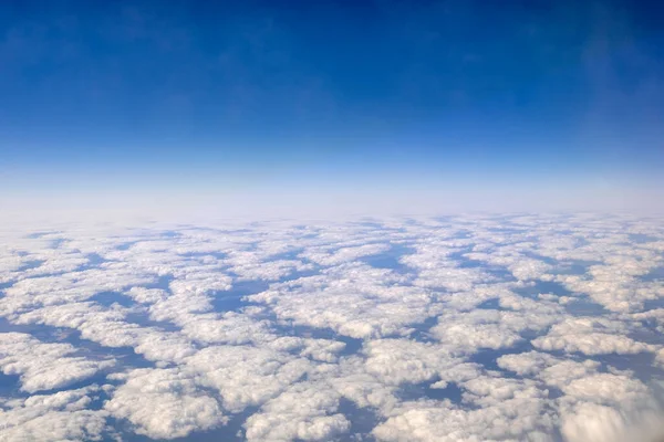 Голубое Ясное Небо Над Облаками Окна Самолета Вид Воздуха — стоковое фото