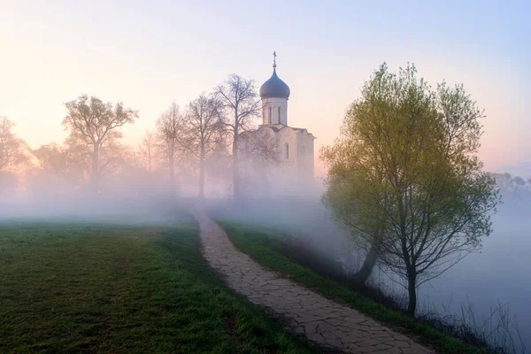 Church of Intercession of Holy Virgin on Nerl River in spring at sunrise, spring sunrise in Bogolyubovo, Russia — Stock Image Church Intercession Holy Virgin Nerl River Spring Sunrise Spring Sunrise Royalty Free Stock Photos