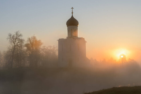 Храм Покрова на Покрове Нерльской церкви на историческом памятнике "Нерль" ЮНЕСКО в рамках Покрова на Нерле
