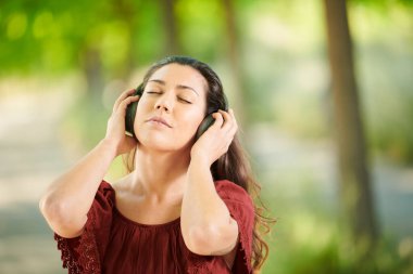 Esmer müzik dinliyor. 