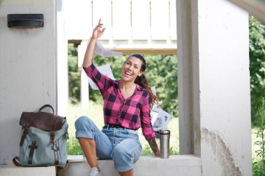 Çok mutlu bir öğrenci sınavları geçtikten sonra notları atar.