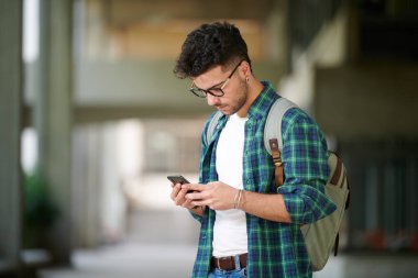 genç öğrenci uyarıları bazı cep telefonu mesajları