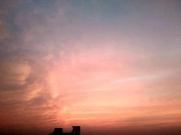 完璧なオレンジ色の黄色の濃い色で夕方の夕日のパノラマしかし曇りの空 — ストック写真