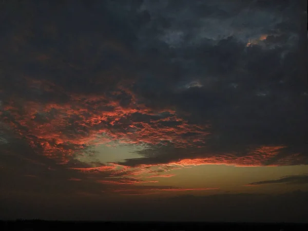 カラフルな濃い黄色の夕日夕暮れの空パノラマ画像 — ストック写真