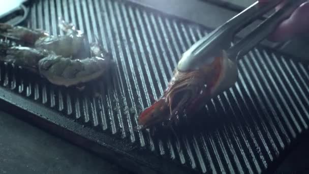 Pinças vira os camarões que são grelhados com ervas e alho — Vídeo de Stock