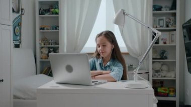 Mutlu genç bir kadın web kamerasıyla konuşuyor ve uzaktan video konferans görüşmesi yapıyor. Kadın internet öğretmeni evde uzaktan eğitim sohbeti yapıyor. Uzaktan öğrenme konsepti. Web kamerası görünümü
