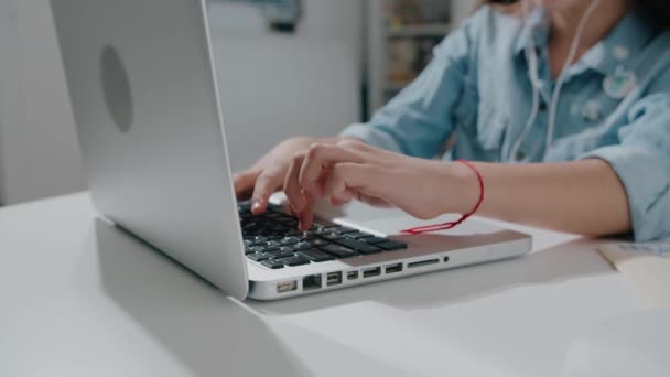Joven estudiante universitaria universitaria que usa computadora portátil en el escritorio, manos femeninas escribiendo en el teclado del portátil que estudia trabajando con PC, concepto de educación a distancia cámara lenta de cerca — Vídeos de Stock