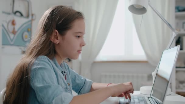 Estudante menina bonita estudar on-line com o professor de internet aprender a olhar para laptop, conceito de educação à distância câmera lenta — Vídeo de Stock