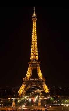 Eyfel Kulesi Paris,France.The Eyfel Kulesi, muhteşem gece lambası 324 metrelik (1.063 ft) duruyor. Anıt 1889 yılında inşa edilmiştir.