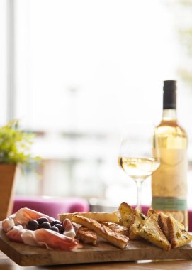 İtalyan antipasti aperatifler ve şarap cam meze tablo. Brushetta veya otantik geleneksel İspanyolca tapas ayarla, peynir çeşitli kurul üzerinde ahşap arka plan. 