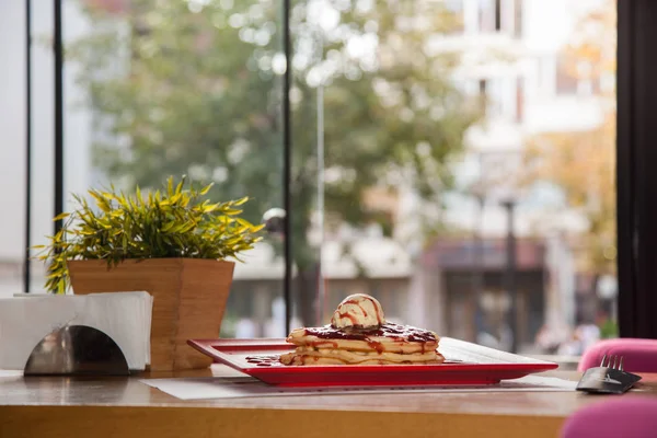 Chocolade Wafel Gegarneerd Met Roomijs Aardbei Decoratie Rode Plaat — Stockfoto