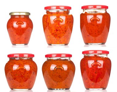 Ajvar, közlenmiş kırmızı biber isoated beyaz zemin üzerine lezzetli ürün.