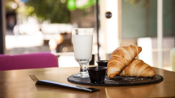 Een Paar Croissants Een Glas Melk — Stockfoto