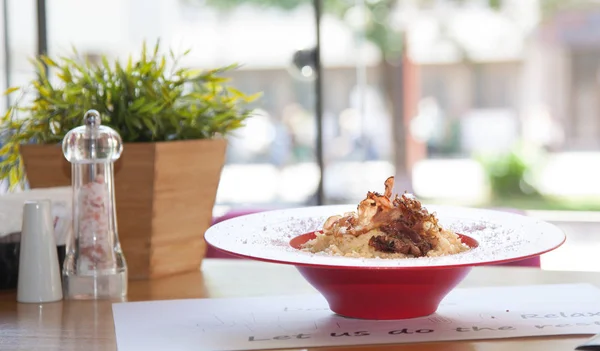 Carbonara Tészta Sonkával Sajttal Restourant Piros Tányéron Felszolgálva — Stock Fotó