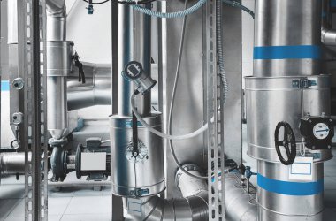 Katı odun yakıtı kazanları için yakıt besleme borusu. Mavi tonlama