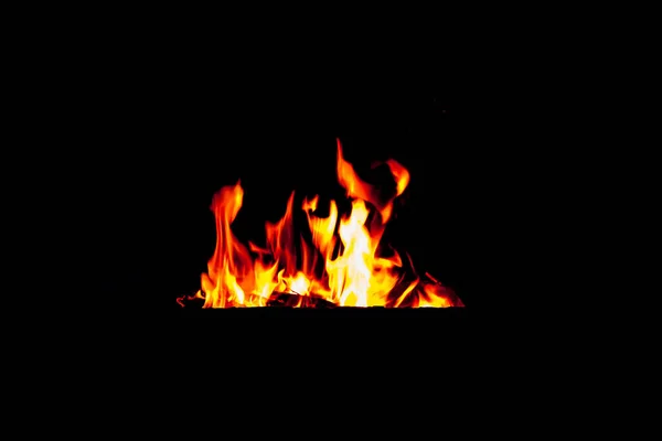 在黑色背景上隔绝的火焰 真正的火焰背景来自壁炉 — 图库照片